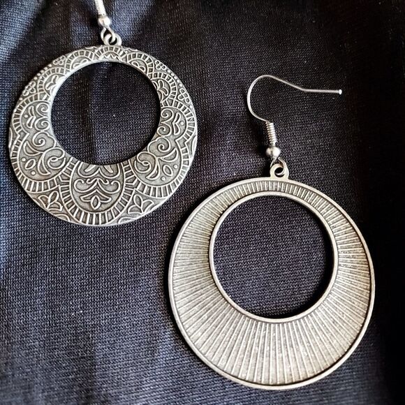 ANTIQUE SILVER BOHO ROUND DANGLE EARRINGS - Picture 5 of 6